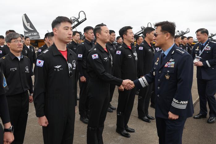정상화 공군참모총장이 지난달 28일 개막 공연을 마친 블랙이글스 임무요원들을 격려하고 있다.