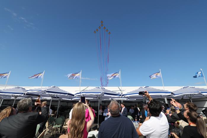 관람객들이 블랙이글스의 비행을 카메라에 담고 있다.