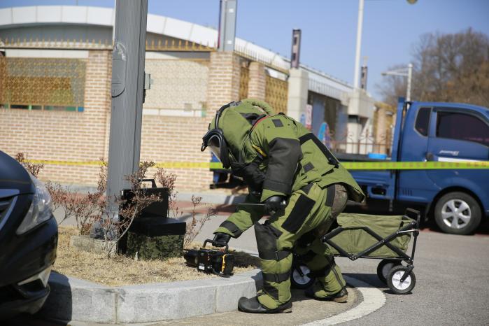 육군37사단 대테러 통합상황조치 훈련에 참가한 폭발물처리반이 폭발물 의심 물체를 확인하고 있다. 부대 제공