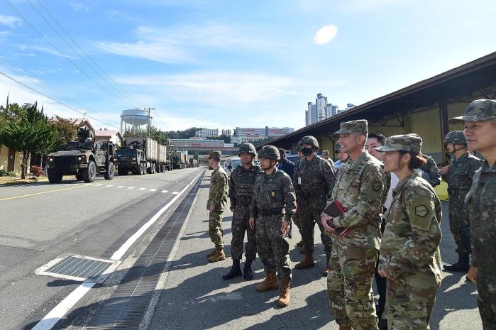 지난해 10월 부산항에서 열린 한미연합 전시증원(RSOI) 야외기동훈련에 참가한 류선(맨 오른쪽) 미 498전투유지지원대대장이 한미 주요 지휘관들과 함께 훈련 모습을 지켜보고 있다. 육군 제공