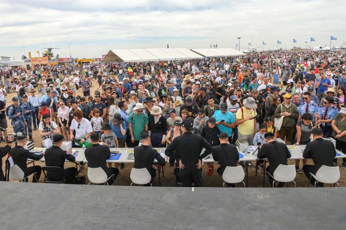 블랙이글스 조종사들이 4일 사인 행사장을 찾은 관람객들에게 사인과 기념품을 나눠주고 있다.