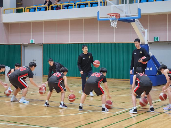 국군체육부대 남자농구팀 선수들이 제주도 제주시 조천체육관에서 진행된 합동 농구 프로그램에서 드리블을 지도하고 있다. 부대 제공