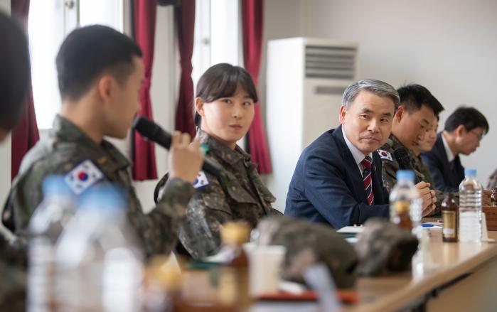 이종섭(왼쪽 세번째) 국방부 장관이 6일 육군부사관학교에서 개최된 초급간부 복무여건 개선을 위한 간담회에서 발표자의 의견을 청취하고 있다. 국방부 제공