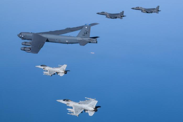 우리 공군 F-15K·KF-16 전투기와 미 공군 B-52H 전략폭격기가 6일 서해 상공에서 연합공중훈련을 하고 있다. 국방부 제공