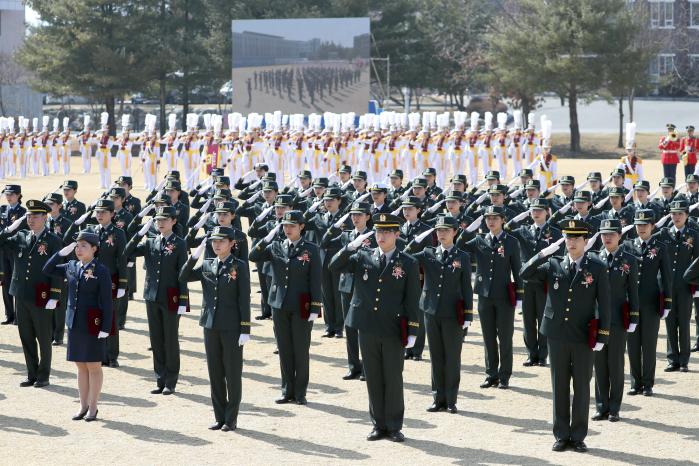 6일 국군간호사관학교에서 열린 ‘국군간호사관학교 제63기 졸업 및 임관식’에서 신임 장교들이 국방부 장관에 대한 경례를 하고 있다.