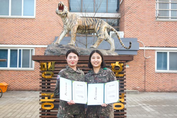 육군수도기계화보병사단 공병대대 허유진(왼쪽) 중사와 김윤경 중사. 사진 제공=공태수 대위(진)