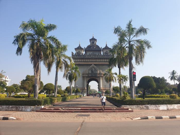 프랑스로부터의 독립을 기념해 세운 비엔티안 중심부의 라오스 독립기념탑. 필자 제공