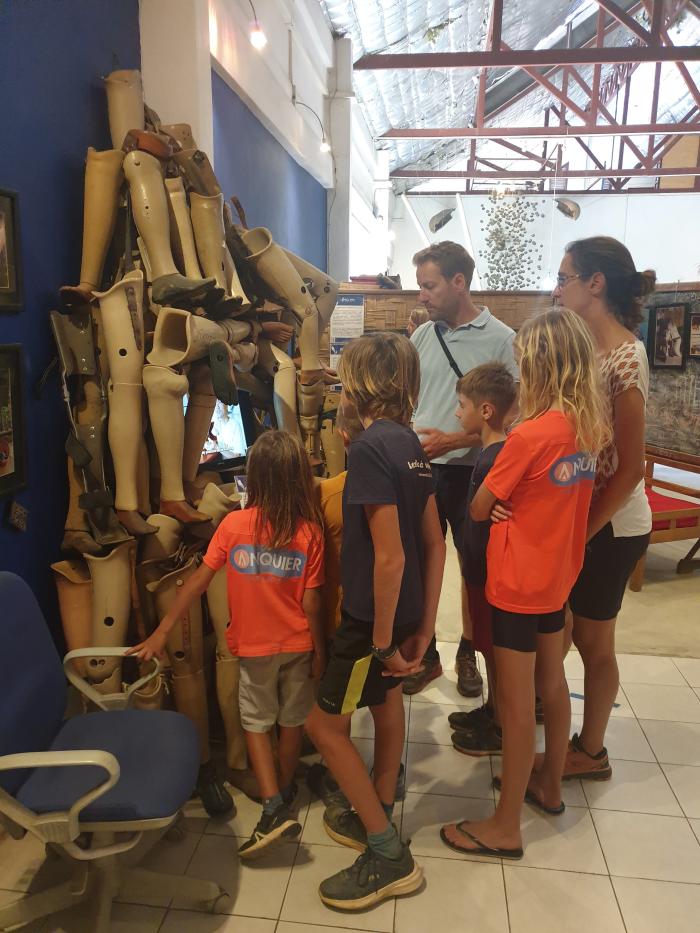 국립재활원 전시관의 장애인 보조기구 진열대. 필자 제공