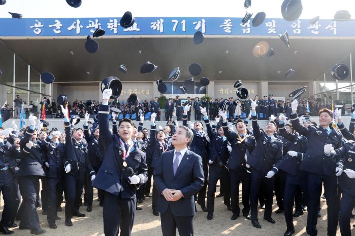 8일 충북 청주시 공군사관학교에서 열린 공사 제71기 졸업 및 임관식에서 신임 장교들이 이종섭 국방부 장관이 지켜보는 가운데 정모를 하늘로 던지며 임관을 자축하고 있다.