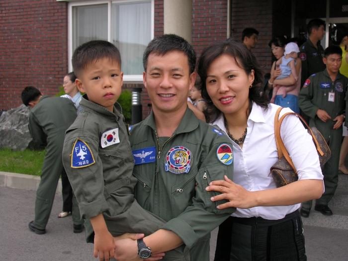 김재영(맨 왼쪽) 소위가 2005년 아버지와 함께 부대 행사 중 찍은 가족사진.