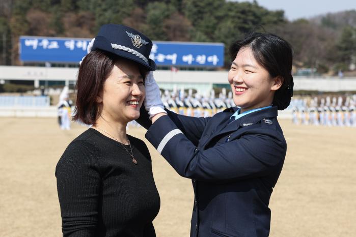 어머니에게 정모를 씌워드리고 있는 신임 소위.