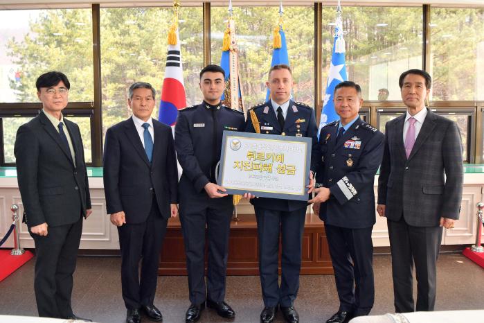 정경두(왼쪽 둘째) 공군사관학교 총동창회장과 이상학(오른쪽 둘째) 공사 교장이 지진피해 성금을 전달하고 있다. 공군 제공