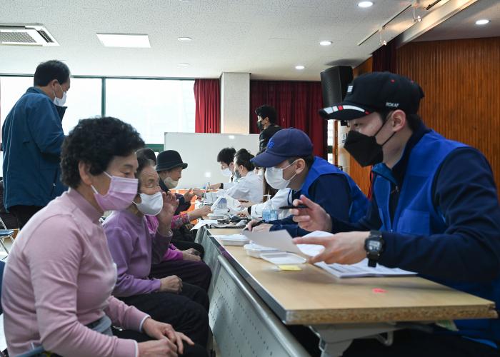 공군16전투비행단 장병들이 진료를 받는 지역주민들을 안내하고 있다. 부대 제공