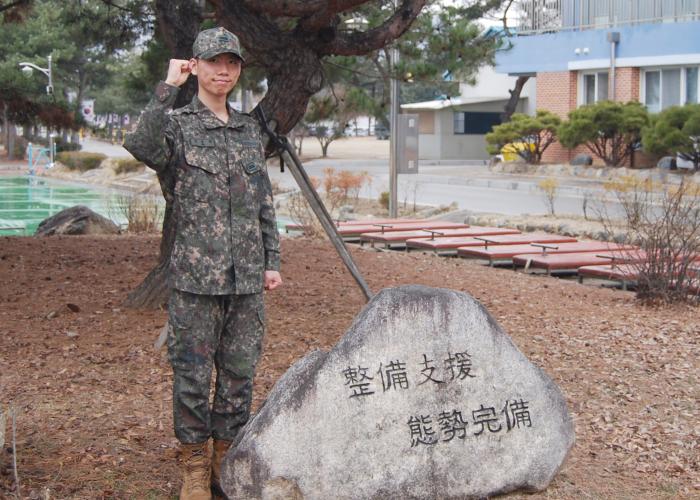 휴가지에서 화재 진압에 앞장선 육군2군수지원여단 김동혁 일병이 파이팅을 외치고 있다. 부대 제공