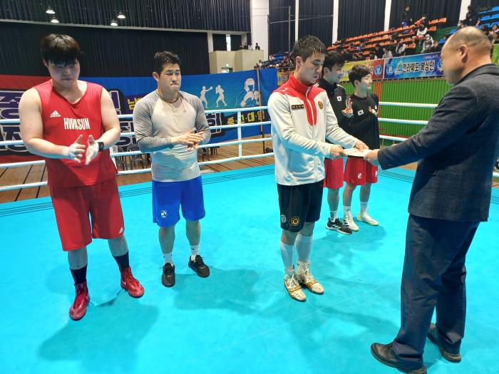 국군체육부대 김진재 상병이 지난 12일 국가대표 최종선발전 80㎏급 결승에서 우승을 차지한 뒤 상장을 수여받고 있다. 부대 제공