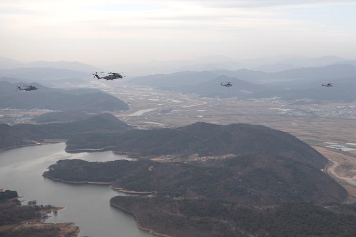 14일 진행된 해병대 항공단과 미 해병대 36비행전대의 항공전투제대 훈련에서 상륙기동헬기 마린온과 대형 수송헬기 슈퍼 스탤리온이 기동하고 있다. 부대 제공