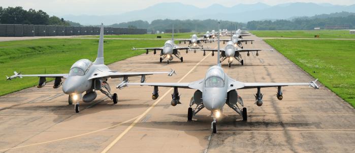 TA-50 전술입문훈련기들이 무장을 장착하고 활주로에 도열해 있다. TA-50은 T-50에 무장 능력을 추가해 조종사들의 공대공·공대지 사격훈련 등 전투에 필요한 전술교육에 활용되는 기체다.