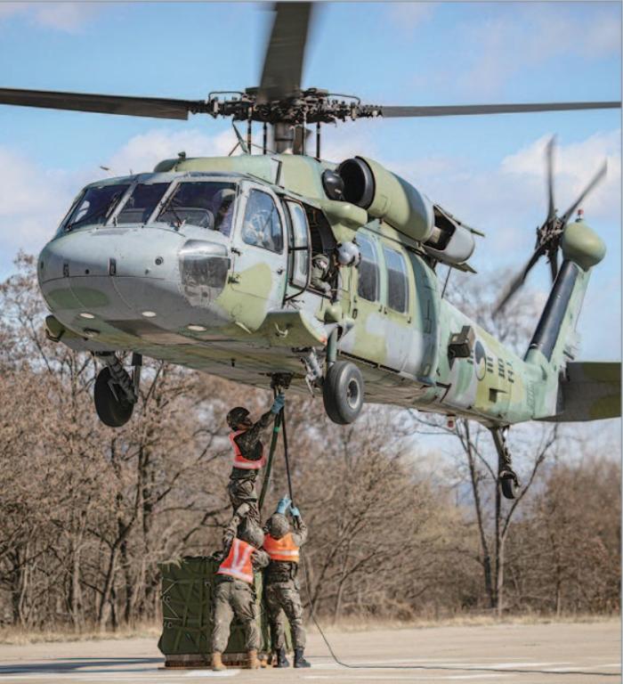 탄약 재보급 실제 훈련에 참가한 육군7탄약창 장병들이 UH-60 블랙호크 헬기에 탄약 상자를 결속하고 있다. 부대 제공