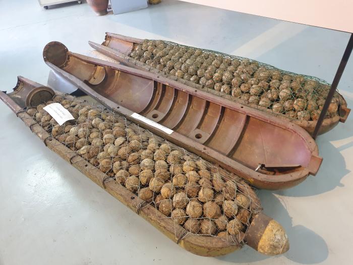 불발탄으로 수거된 집속탄과 알맹이 모습.