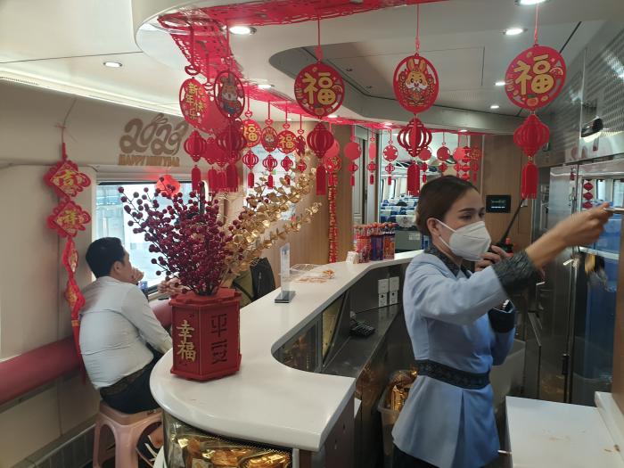 라오스 고속열차 내의 ‘미니 바’ 전경.