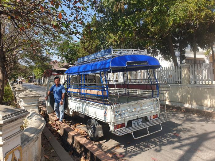 루앙프라방 시내의 다인승 택시 모습.