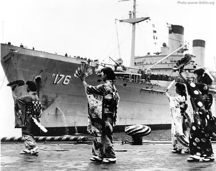 1952년 요코하마 항구에 입항한 미군 함정을 환영하는 일본 여인들. 필자 제공