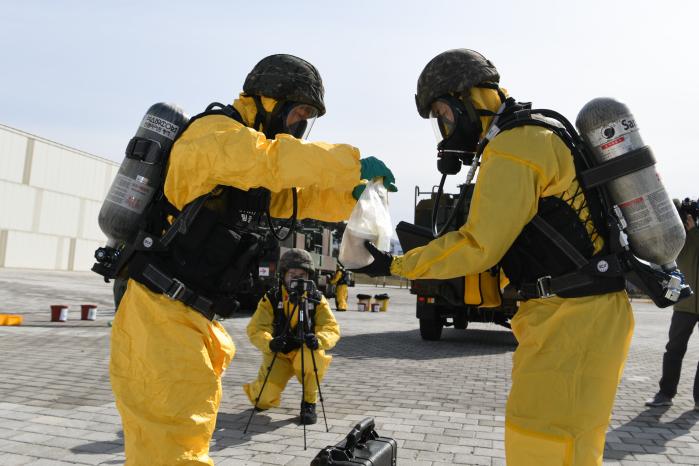 공군18전투비행단 등 육·해·공군 화생방 대응요원들이 생화학테러 의심물체 표본을 수집하고 있다. 공군 제공