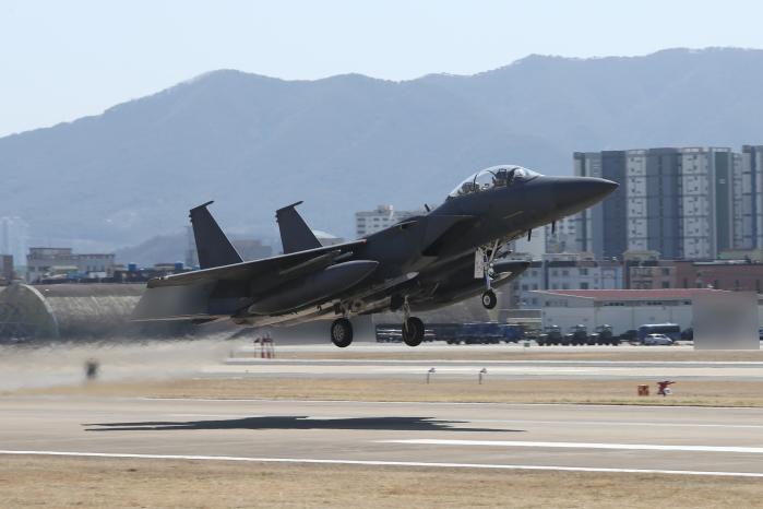 2032 자유의 방패(FS) 연합연습이 시작된 지난 13일 공군11전투비행단이 실시한 종합방어훈련에서 F-15K 전투기가 이륙하고 있다. 조종원 기자