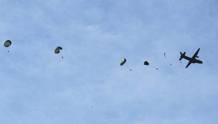 전남 장성군 일대에서 진행한 대규모 공정·공중강습작전에서 육군2신속대응사단 장병들이 공군 CN-235 수송기에서 이탈해 강하하고 있다. 이경원 기자