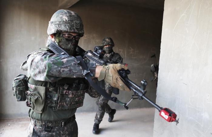 도시지역작전 훈련을 펼치는 육군2신속대응사단 장병들. 이경원 기자