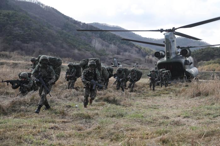 육군2신속대응사단 장병들이 목표지점에 착륙한 CH-47 시누크 헬기에서 내려 이동하고 있다. 이경원 기자