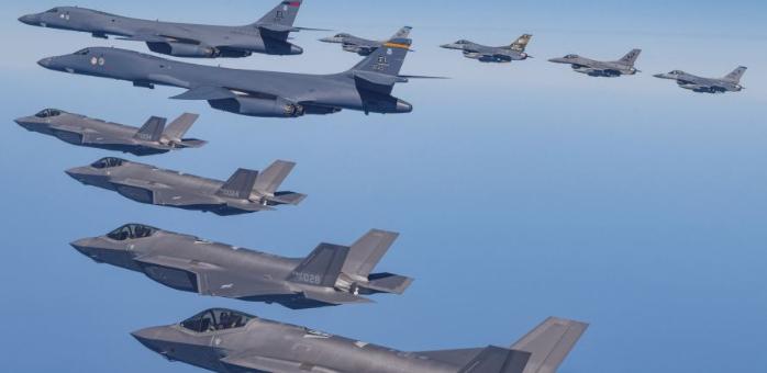 19일 한반도 상공에서 우리측 F-35A 스텔스 전투기와 미 공군 B-1B 전략폭격기 및 F-16 전투기가 자유의 방패(FS) 연합연습의 하나로 연합공중훈련을 하고 있다. 국방부 제공