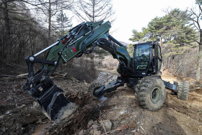 지난 17일 강원도 인제군 육군과학화전투훈련단(KCTC) 훈련장에서 전개된 육군3공병여단 장애물 극복 실기동 훈련에서 산악용 굴삭기가 통로 개척 작업을 하고 있다.