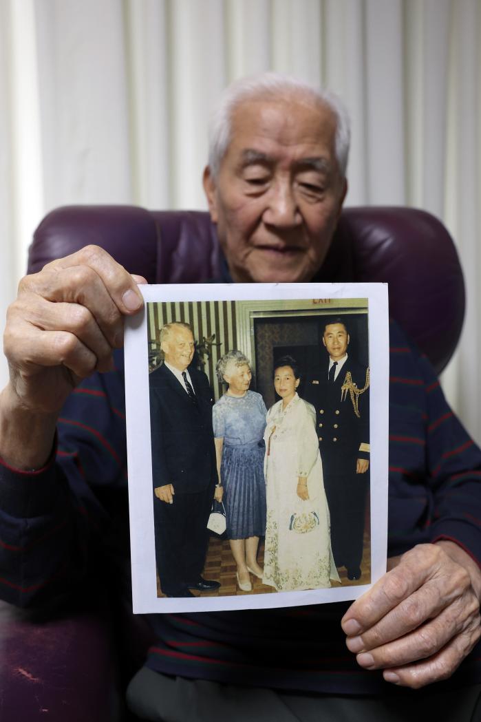 박 제독 부부와 버크 제독 부부가 함께 찍은 기념사진.