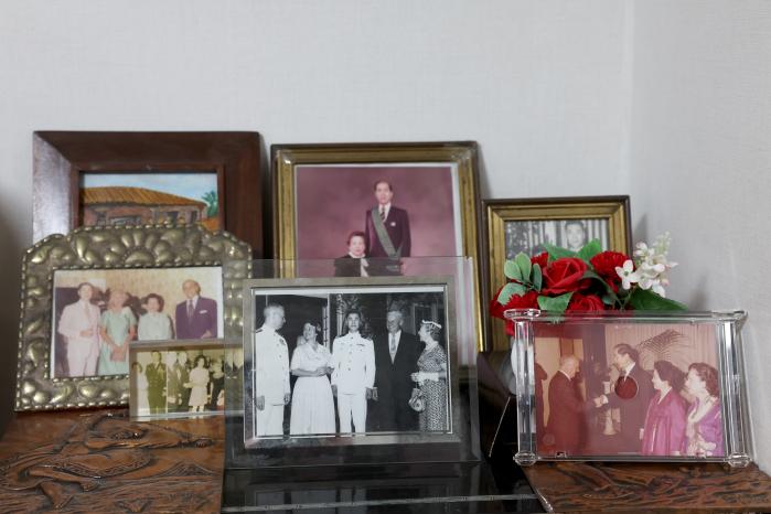 박 제독의 자택에 늘어선 미국 군사외교 활동 당시 사진들.