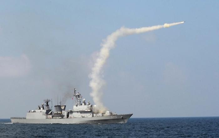 양만춘함에서 발사되고 있는 시스패로 함대공 미사일. 사진=대한민국 해군