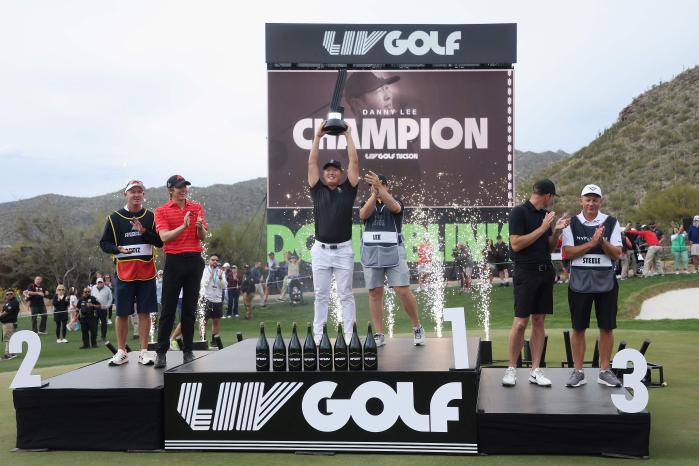 뉴질랜드 교포 선수 대니 리가 LIV 골프 2023시즌 2차 대회에서 한국계론 첫 우승을 차지했다.대니 리가 수상자들의 축하를 받으며 우승컵을 들고 기뻐하고 있다. 연합뉴스