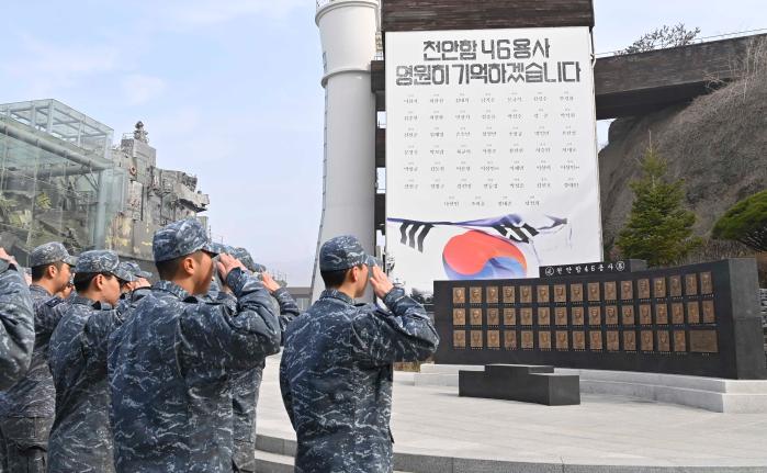 해군2함대사령부 장병들이 20일 천안함 기념관에 마련된 천안함 46용사 추모비에 경례하며 서해 수호 의지를 다지고 있다. 부대 제공