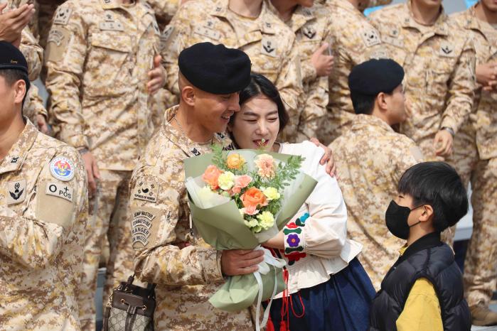 20일 국제평화지원단에서 열린 아크부대 20진 복귀 환영식에서 장병과 가족이 재회의 기쁨을 나누고 있다. 사진 제공=한성동 주무관