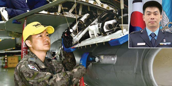 ‘하이드라진 탱크 연료량 점검장비’ 개발 부제안자인 공군19전투비행단 고진석 상사가 정비 임무를 수행하고 있다. 오른쪽 작은 사진은 황동진 원사.