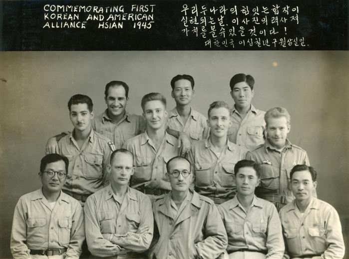 한국광복군 제2지대 간부들과 OSS 대원들의 한미합작 기념사진. 사진=독립기념관