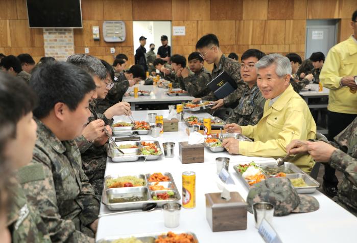 이기식(맨 오른쪽) 병무청장이 21일 해군2함대 동원훈련장을 찾아 예비군들과 점심식사를 함께하고 있다. 병무청 제공