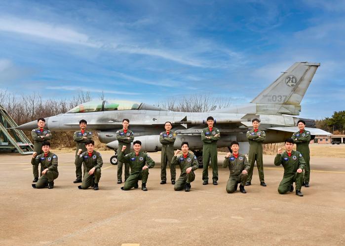 공군20전투비행단에서 KF-16 전환 및 작전가능훈련을 이수한 교육생들이 기념사진을 찍고 있다. 부대 제공