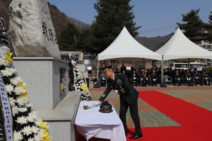 김경중 육군15보병사단장이 21일 강원도 화천군 산양리지구전적비에서 콜롬비아군 전사자를 기리며 헌화하고 있다. 부대 제공