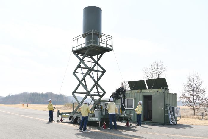 공군군수사령부 83정보통신정비창 출동조가 이동형 TACAN을 트레일러에서 하역한 뒤 16전투비행단 전개지에 설치하고 있다. 부대 제공