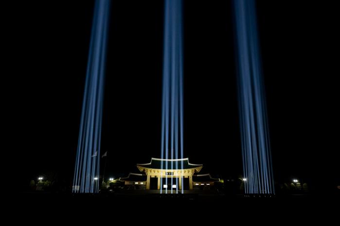 국가보훈처는 22~24일 전쟁기념관에서 서해수호 55용사를 기리는 ‘불별의 빛’을 점등한다. 사진은 지난해 국립대전현충원에서 점등된 모습. 보훈처 제공