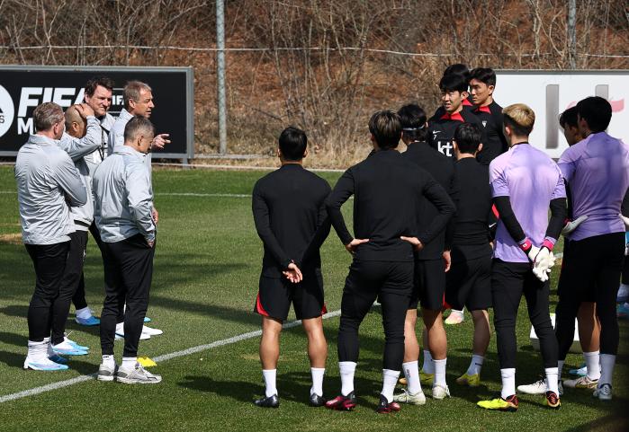 위르겐 클린스만 축구 국가대표팀 감독이 21일 오전 경기도 파주 NFC(축구대표팀 트레이닝센터)에서 진행된 훈련에서 선수들에게 지시를 내리고 있다. 연합뉴스