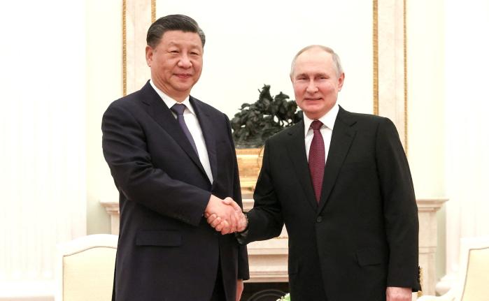 시진핑(왼쪽) 중국 국가주석과 블라디미르 푸틴 러시아 대통령이 20일(현지시간) 러시아 모스크바의 크렘린궁에서 회담에 앞서 악수를 하고 있다. 연합뉴스