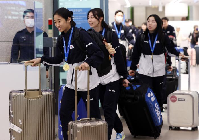 배드민턴 대표팀 ‘금의환향’ 배드민턴 최고 권위 대회인 전영오픈에서 여자 단식 금메달을 획득한 안세영(맨 앞)과 여자복식 금메달을 획득한 공희용, 김소영이 21일 인천국제공항을 통해 귀국하고 있다. 연합뉴스
