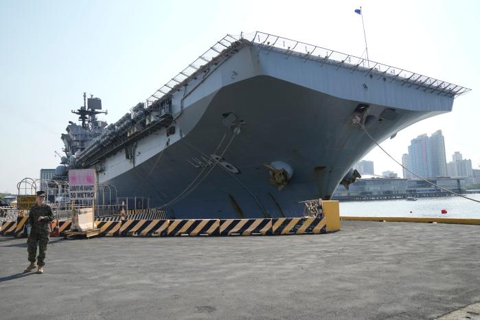 21일(현지시간) 필리핀 마닐라 항구에 정박해 있는 미 해군 강습상륙함 USS 아메리카(LHA 6)의 모습. 쇼키 스나이더(대령) 아메리카함 함장은 “미 해군 함정들은 공해상 어디에서나 자유롭게 작전을 수행할 수 있으며, 모든 국가는 이 해역에서 항행의 자유를 갖는다”고 말했다. 연합뉴스
